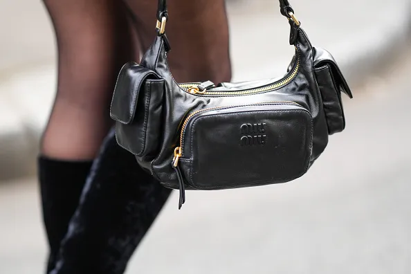 Los bolsos más icónicos y populares de Miu Miu: historia, estilo y legado